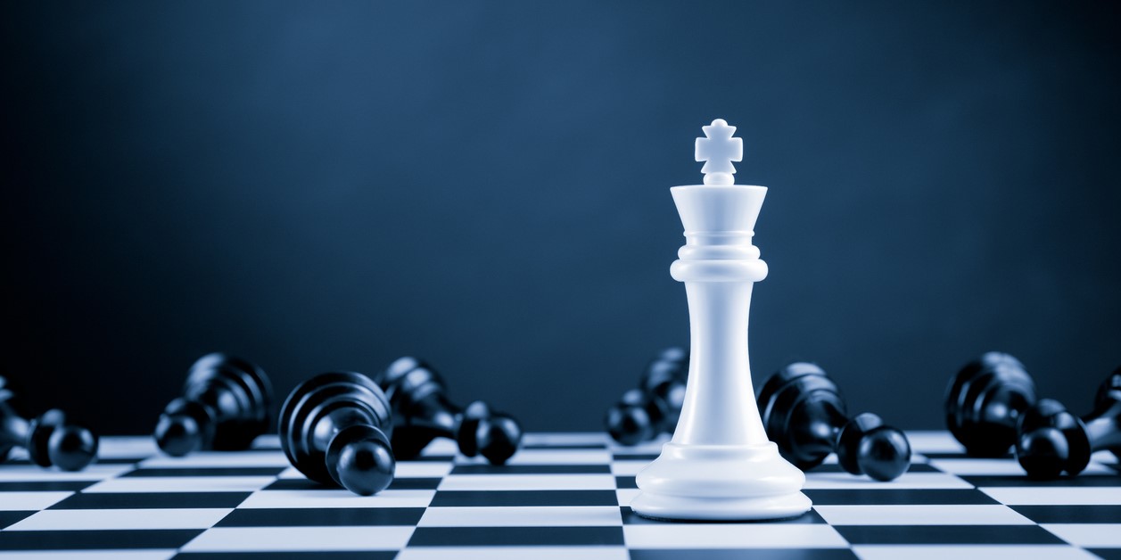 tablero de ajedrez con peones caidos